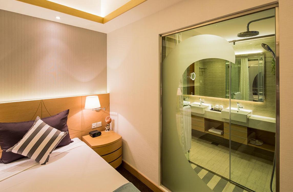Khách sạn Republic Of Yacht Club 4*